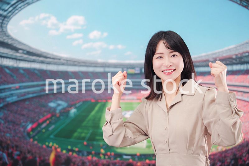 スタジアムで応援をする若い女性