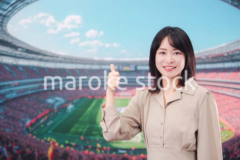 スタジアムで応援をする若い女性