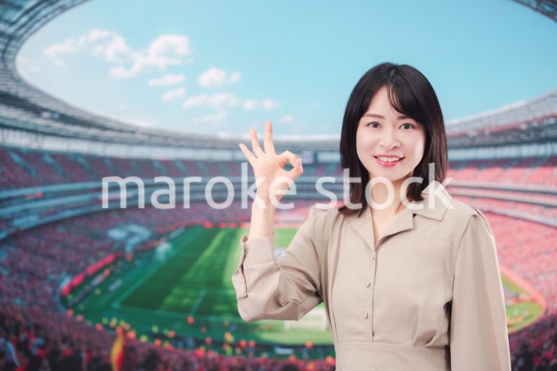 スタジアムで応援をする若い女性