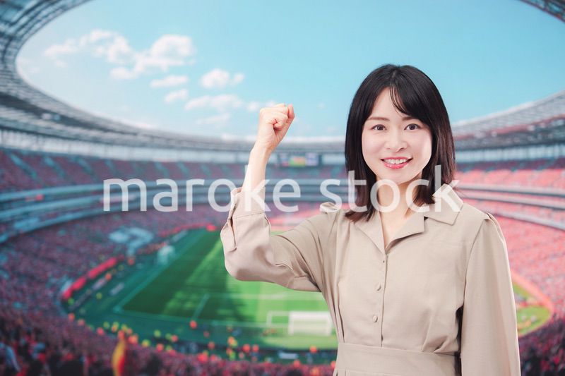 スタジアムで応援をする若い女性