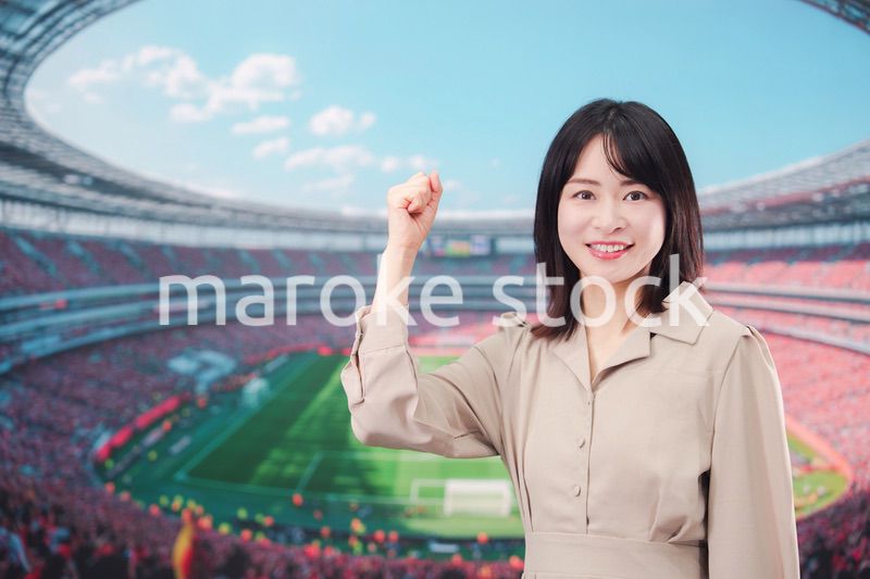 スタジアムで応援をする若い女性