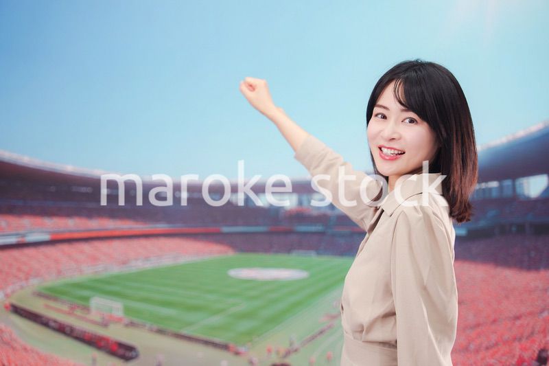 スタジアムで応援をする若い女性