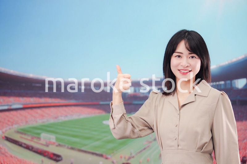 スタジアムで応援をする若い女性