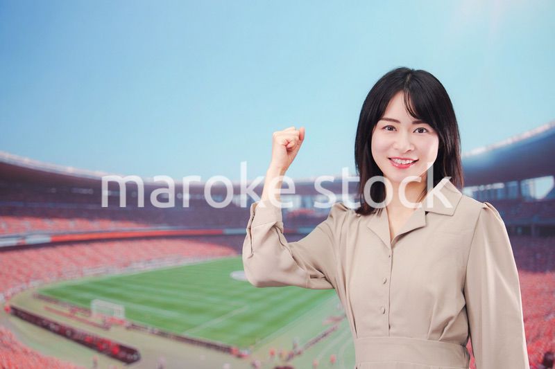 スタジアムで応援をする若い女性