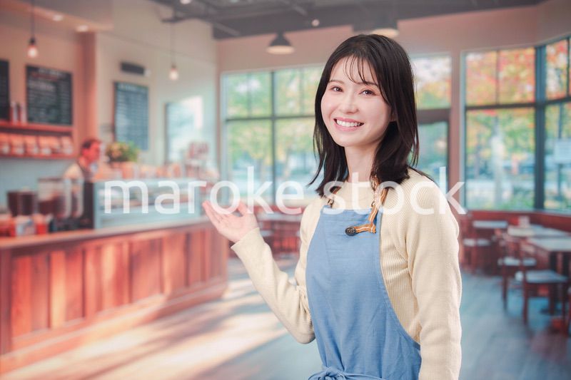 カフェ・バーで働く若い女性のスタッフ