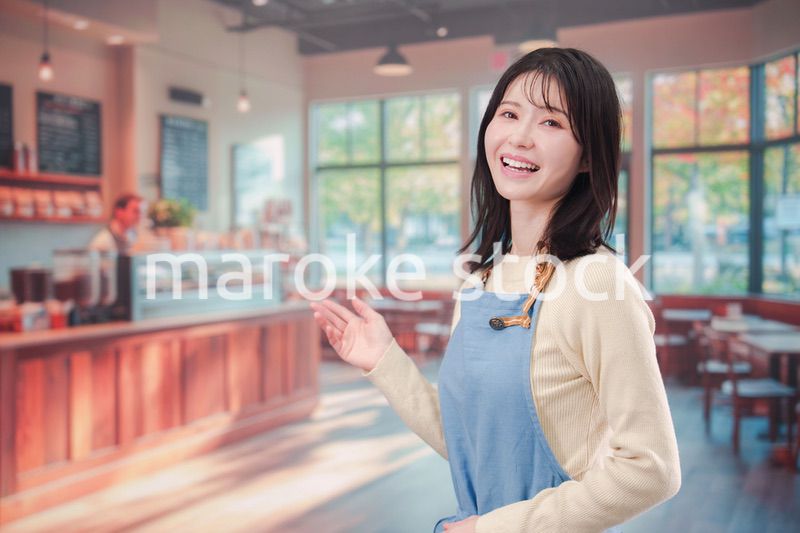 カフェ・バーで働く若い女性のスタッフ