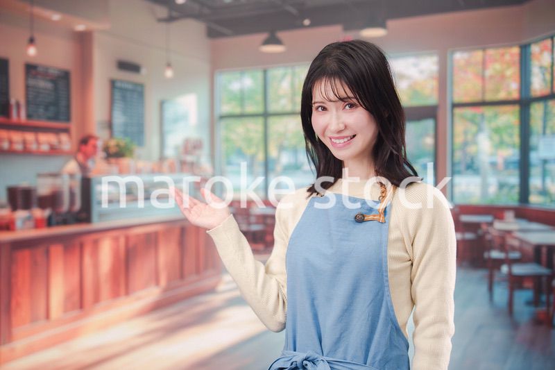 カフェ・バーで働く若い女性のスタッフ