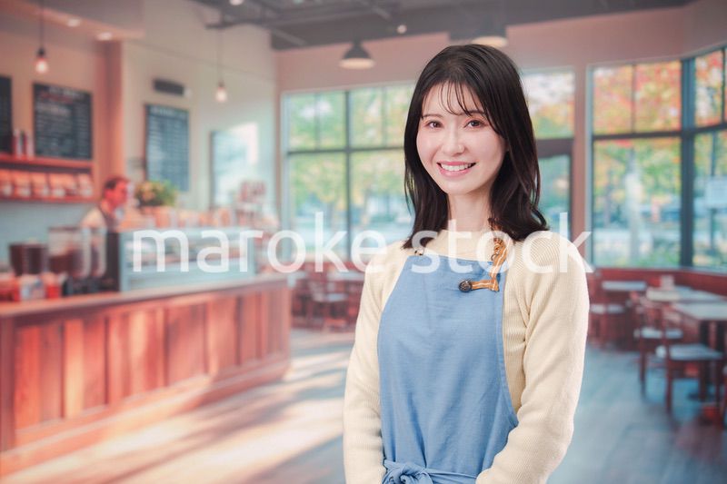 カフェ・バーで働く若い女性のスタッフ