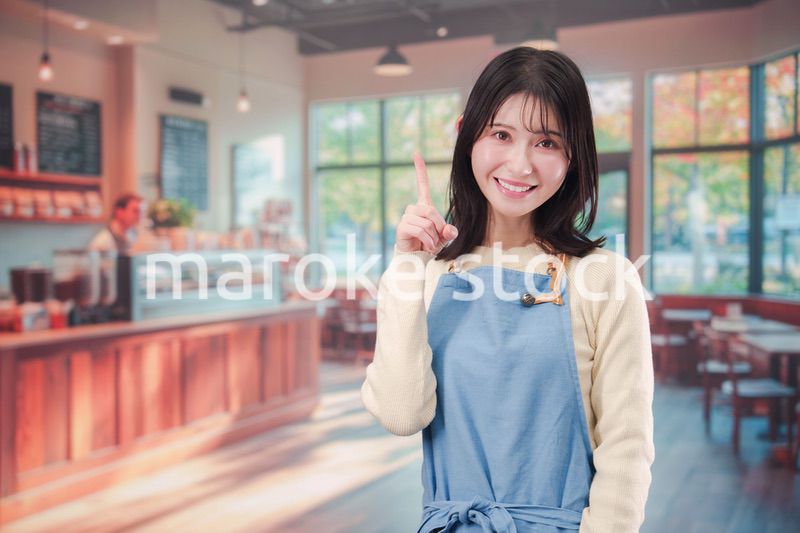 カフェ・バーで働く若い女性のスタッフ