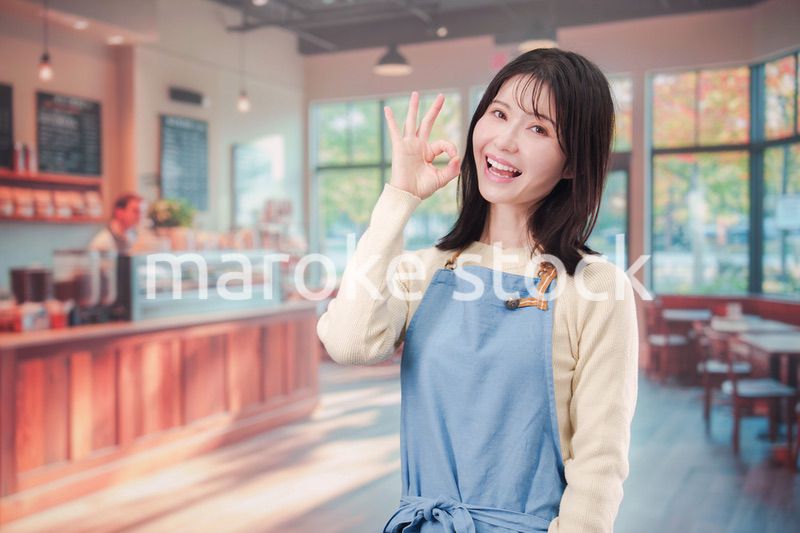 カフェ・バーで働く若い女性のスタッフ