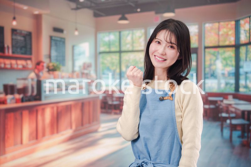 カフェ・バーで働く若い女性のスタッフ