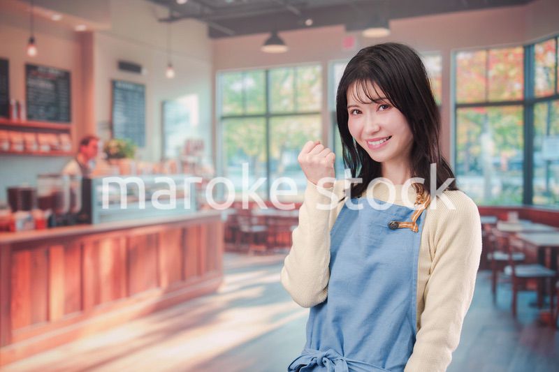 カフェ・バーで働く若い女性のスタッフ