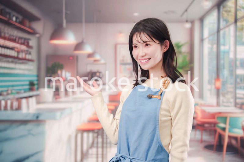 カフェ・バーで働く若い女性のスタッフ