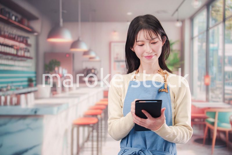 カフェ・バーで働く若い女性のスタッフ