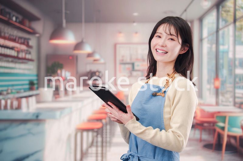 カフェ・バーで働く若い女性のスタッフ