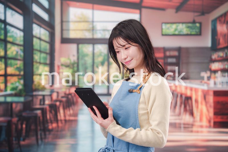 カフェ・バーで働く若い女性のスタッフ