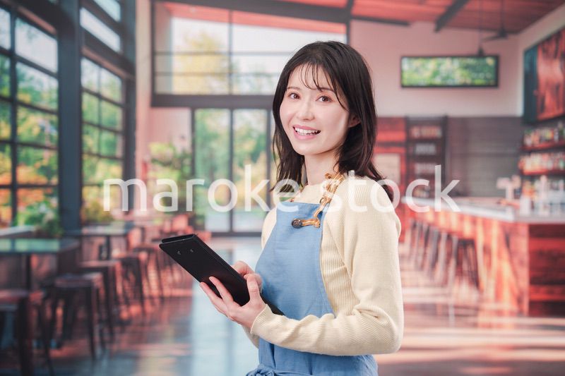 カフェ・バーで働く若い女性のスタッフ