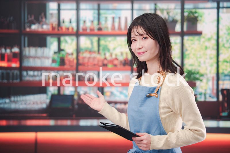 カフェ・バーで働く若い女性のスタッフ