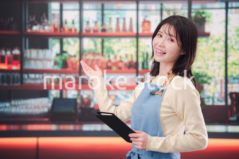 カフェ・バーで働く若い女性のスタッフ