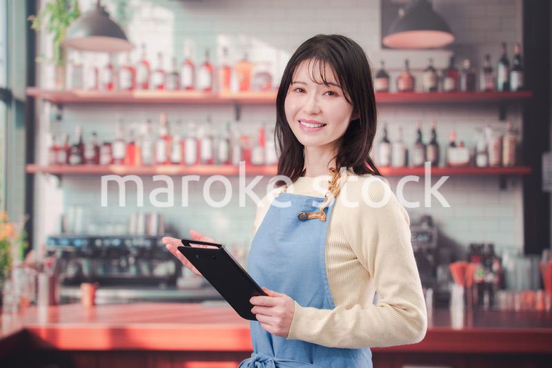 カフェ・バーで働く若い女性のスタッフ