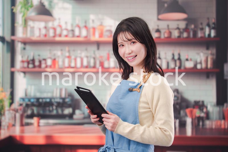 カフェ・バーで働く若い女性のスタッフ