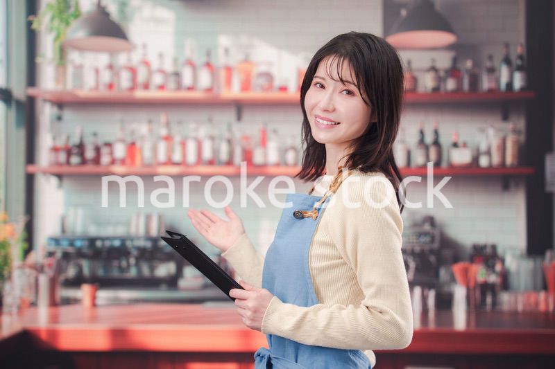 カフェ・バーで働く若い女性のスタッフ