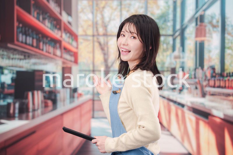 カフェ・バーで働く若い女性のスタッフ