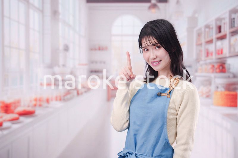 笑顔でお菓子作りをするパティシエの若い女性