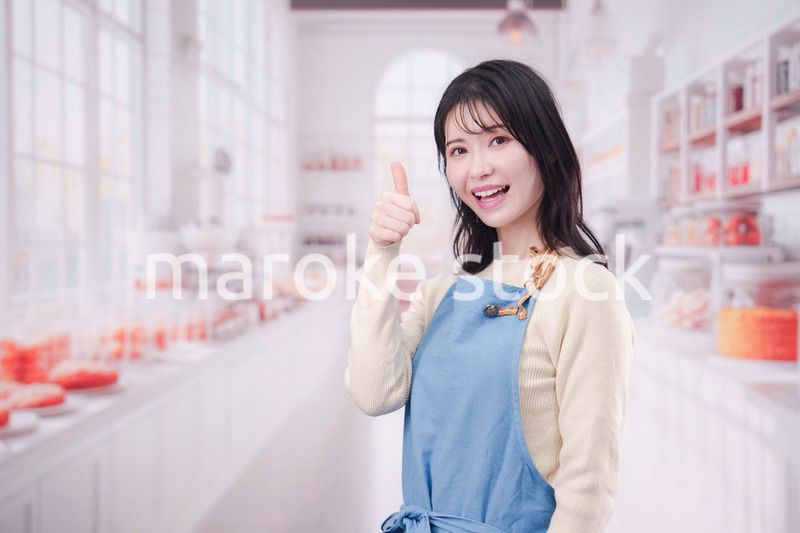 笑顔でお菓子作りをするパティシエの若い女性