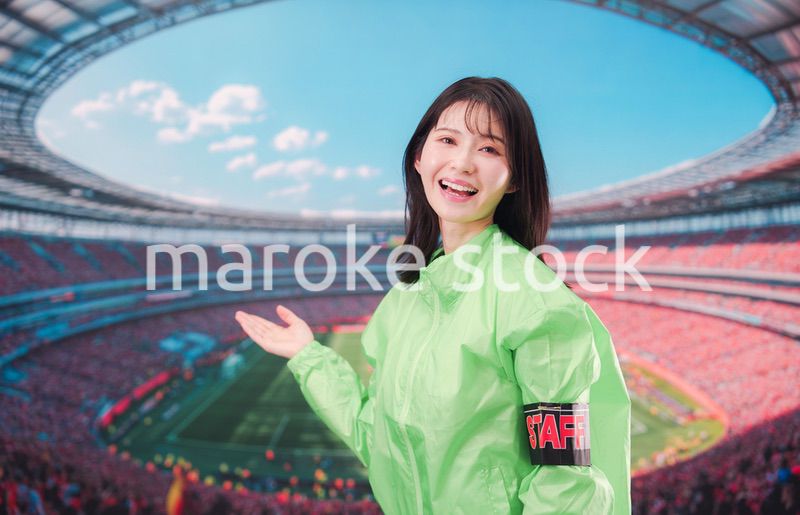 スタジアムで案内をするイベントスタッフの女性