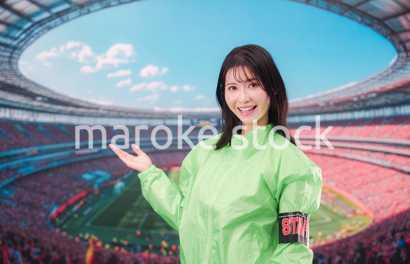 スタジアムで案内をするイベントスタッフの女性