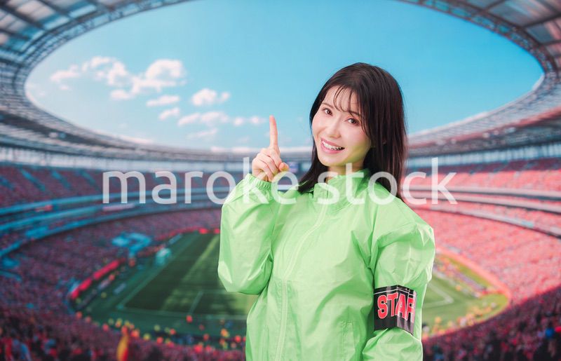 スタジアムで案内をするイベントスタッフの女性
