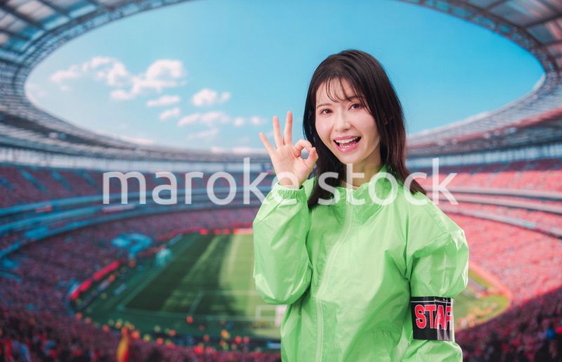 スタジアムで案内をするイベントスタッフの女性