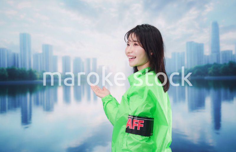 街頭で案内をする女性のイベントスタッフ