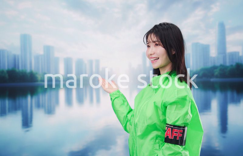 街頭で案内をする女性のイベントスタッフ