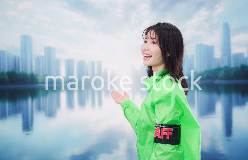 街頭で案内をする女性のイベントスタッフ