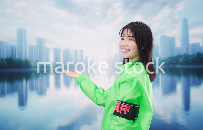 街頭で案内をする女性のイベントスタッフ