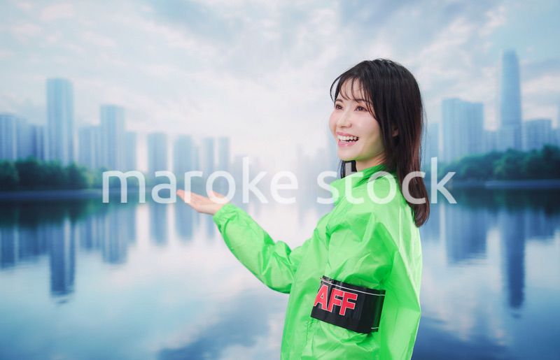 街頭で案内をする女性のイベントスタッフ