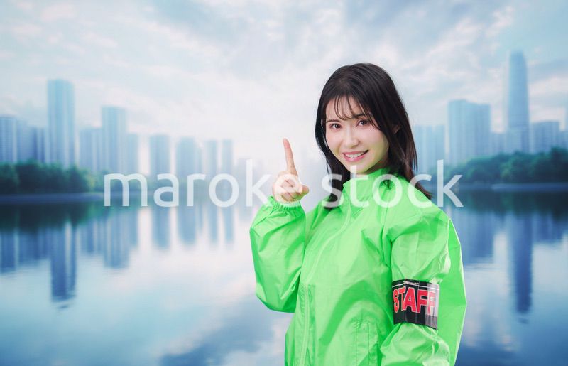 街頭で案内をする女性のイベントスタッフ