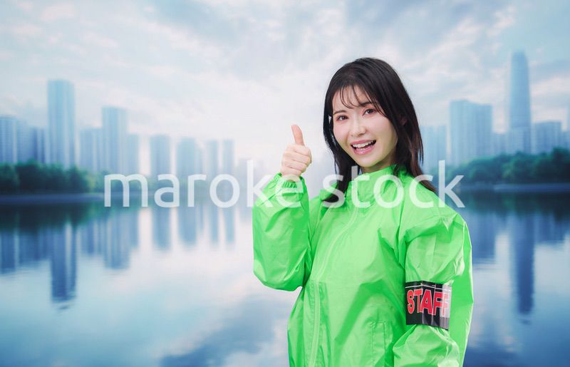 街頭で案内をする女性のイベントスタッフ