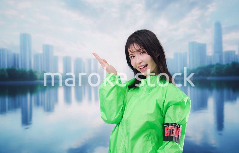 街頭で案内をする女性のイベントスタッフ