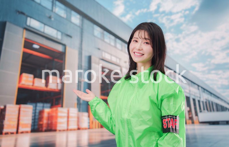 物流センターでお客様を案内するスタッフ