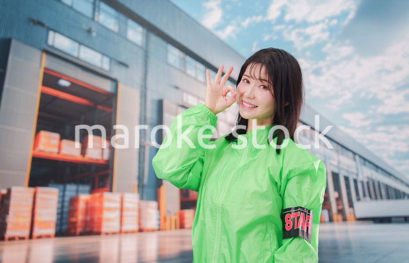 物流センターでお客様を案内するスタッフ