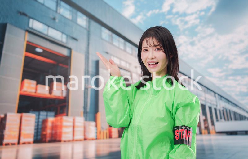 物流センターでお客様を案内するスタッフ