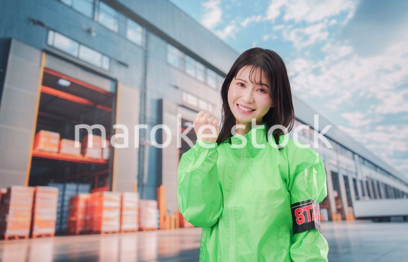 物流センターでお客様を案内するスタッフ