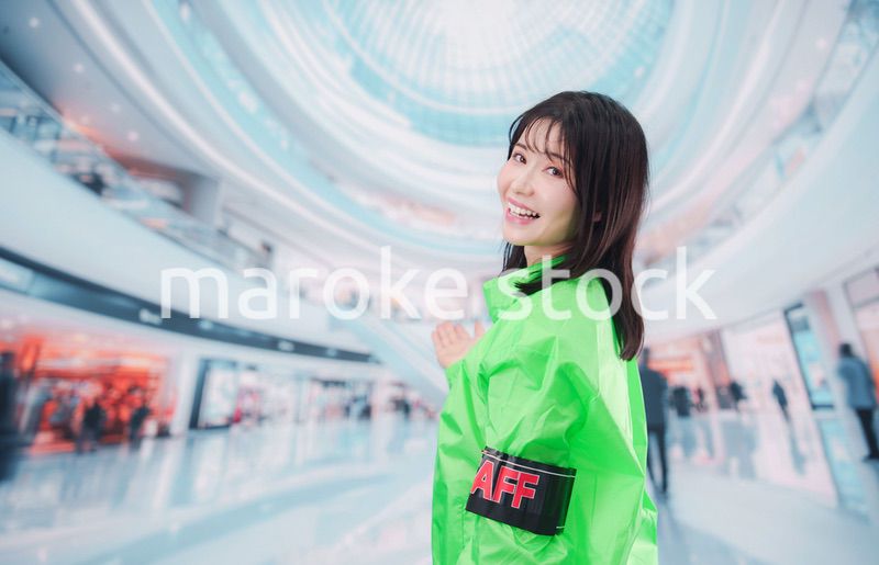 ショッピングモールでお客様の案内をするイベントスタッフ