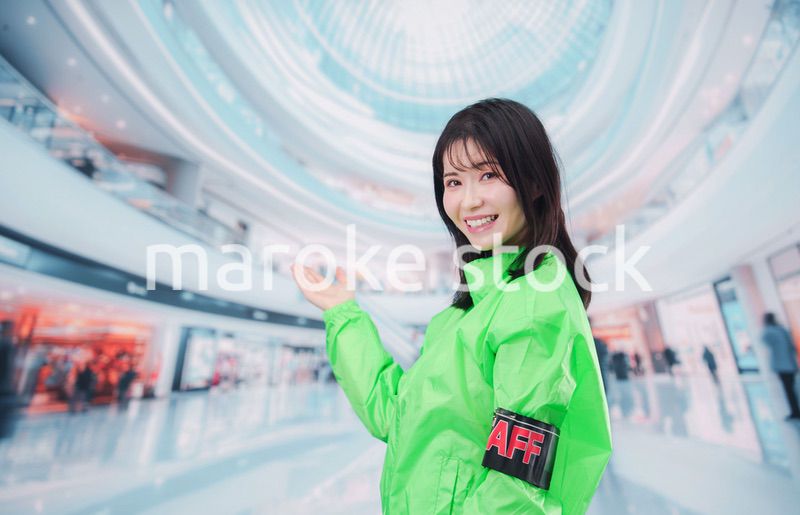ショッピングモールでお客様の案内をするイベントスタッフ