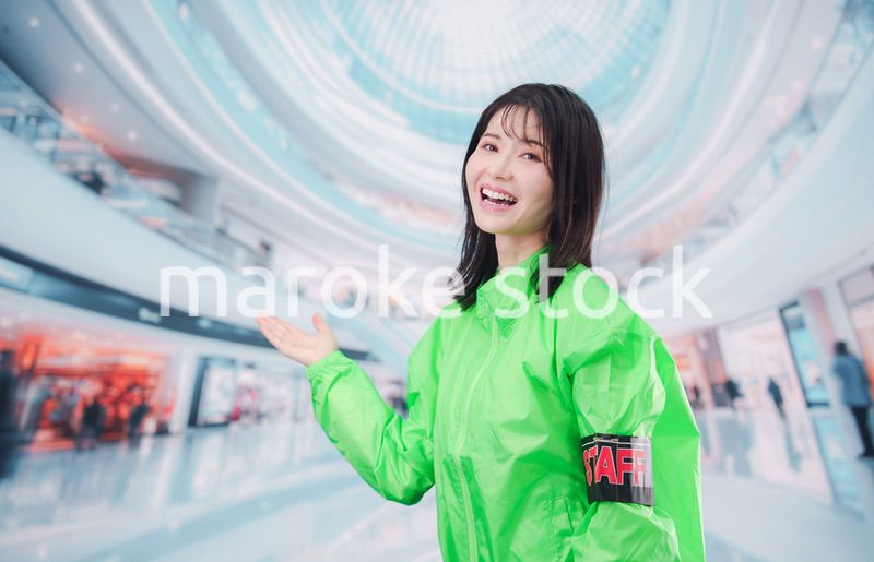 ショッピングモールでお客様の案内をするイベントスタッフ