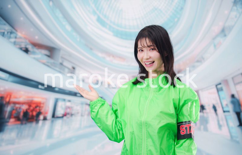 ショッピングモールでお客様の案内をするイベントスタッフ