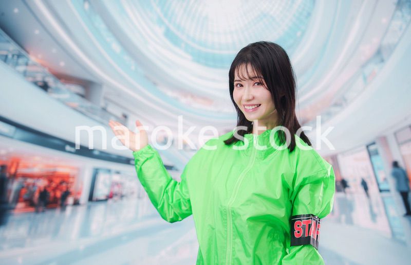 ショッピングモールでお客様の案内をするイベントスタッフ